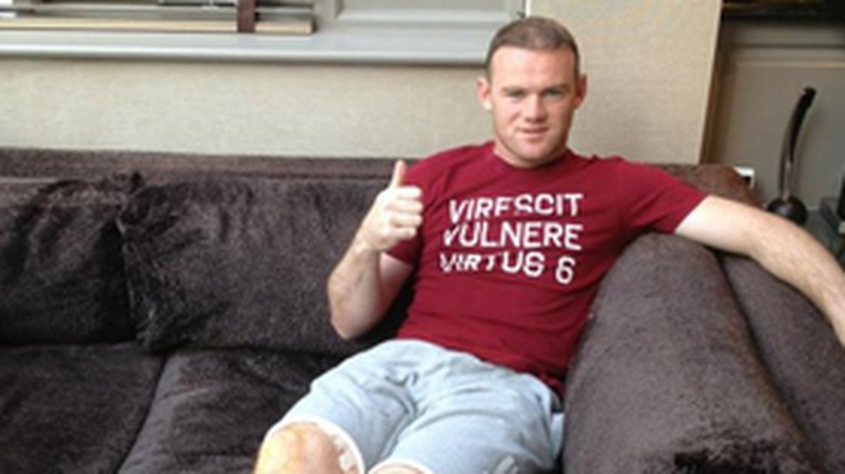 Wayne Rooney poserar med sin något pretentiösa tröja.